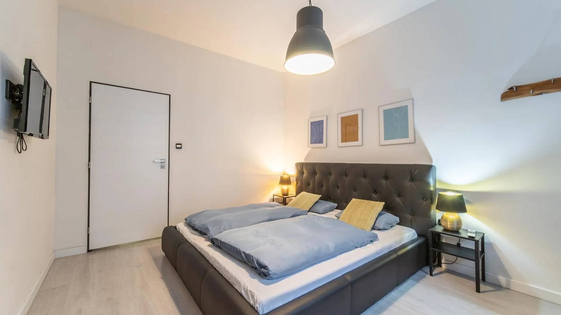 Sunny Central Apartment On Wenceslas Square By Easybnb Прага